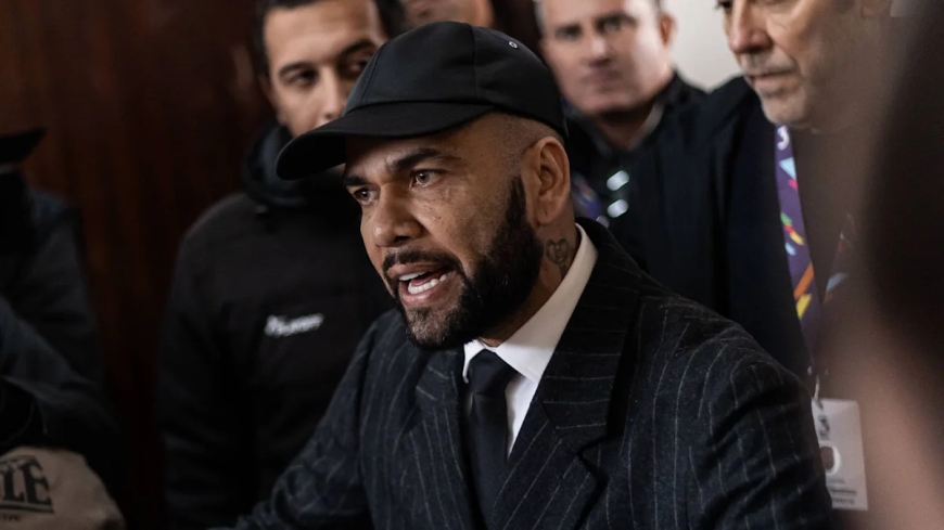Dani Alves frappé d’une énorme amende de 1,7 million £ alors que les Pumas remportent la bataille judiciaire après son arrestation pour agression sexuelle et la résiliation de son contrat