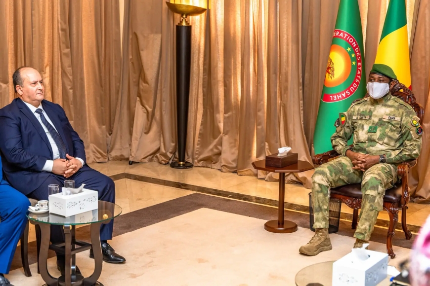 Mali–Algérie : Assimi Goïta reçoit le Premier ministre algérien Sifi Ghrieb à Bamako