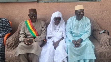 31ème Édition du Mois de la solidarité et de lutte contre l’exclusion : Yacouba KATILE rend visite à la Doyenne d’âge de la Commune IV