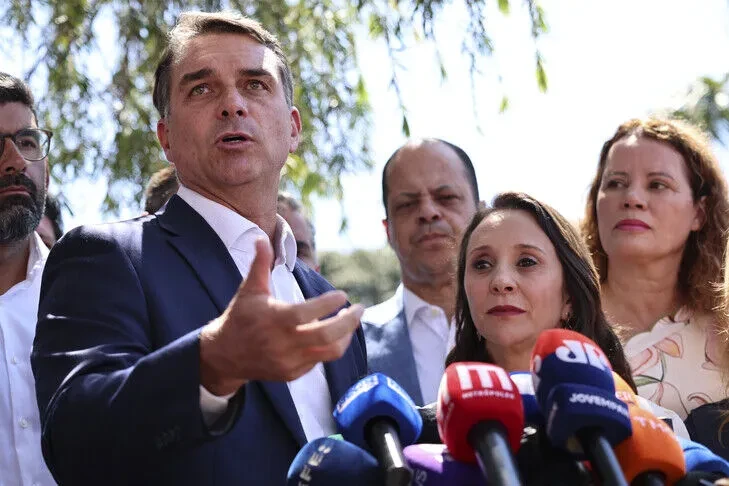 Brésil : Flavio Bolsonaro crédité de 53 % des voix contre 47 % pour Lula au second tour, selon un sondage