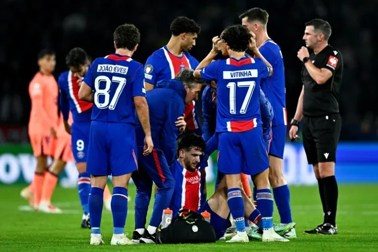 La saison de l'ailier du PSG, Kvaratskhelia, est compromise suite à une rupture du ligament croisé antérieur.