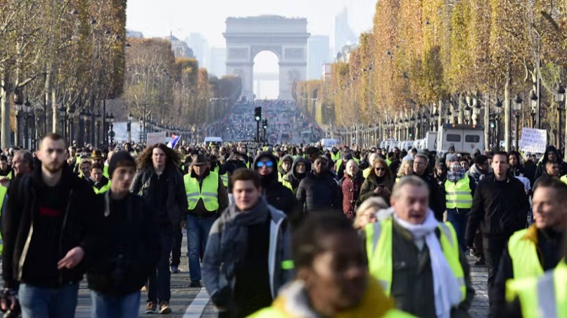 France : gilets jaunes et lycéens veulent faire converger leurs colères