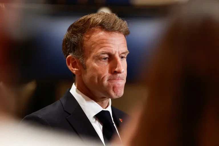 Macron critique Trump pour avoir instrumentalisé les émeutes en France à des fins électorales.