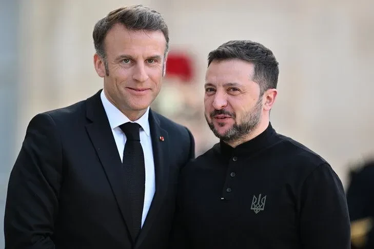 Emmanuel Macron réaffirme son soutien à l’Ukraine, Volodymyr Zelensky annonce de nouvelles aides militaires