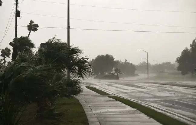 L'ouragan Isaias, potentiellement dangereux, frappe la Floride avec des vents violents et de fortes pluies