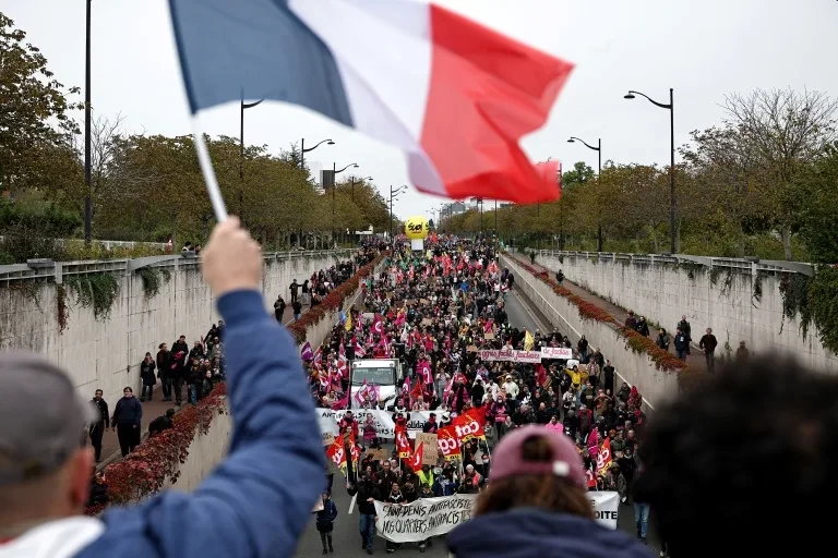 Des affrontements ont éclaté à Paris et dans d'autres villes dans un contexte de nouvelles manifestations.