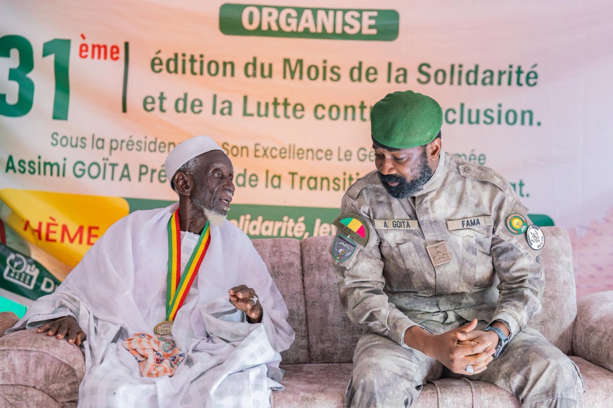 Mois de la solidarité : Assimi Goïta rend visite au doyen d’âge de Bamako