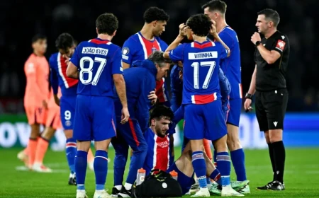 La saison de l'ailier du PSG, Kvaratskhelia, est compromise suite à une rupture du ligament croisé antérieur.