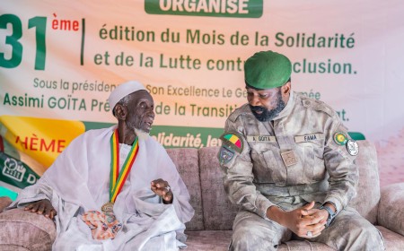 Mois de la solidarité : Assimi Goïta rend visite au doyen d’âge de Bamako