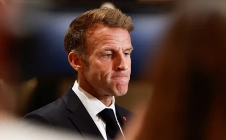 Macron critique Trump pour avoir instrumentalisé les émeutes en France à des fins électorales.