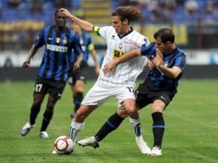 L'ex-international Cristiano Doni (C) a avoué son implication dans le trucage de matchs lors de la saison de Serie B 2010-2011. AFP PHOTO / GIUSEPPE CACACE
