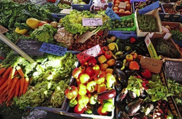 Consommer un fruit à Bamako est signe de luxe : Malgré leur cherté, les vendeurs affirment ne réaliser aucun bénéfice dans la vente des fruits.