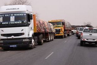 L’aire de repos de Koumantou :   Attention, les conducteurs passent !
