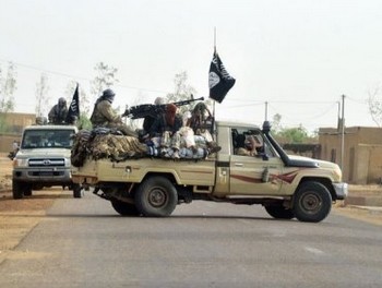 L'escorte d'un chef du Mouvement pour l'unicité et le jihad en Afrique de l'Ouest (Mujao) le 16 juillet 2012 à Gao, dans le nord du Mali