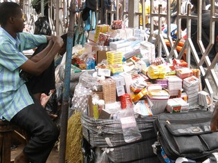 « Pharmacie par terre » : La solution « Amadou Aya » cartonne