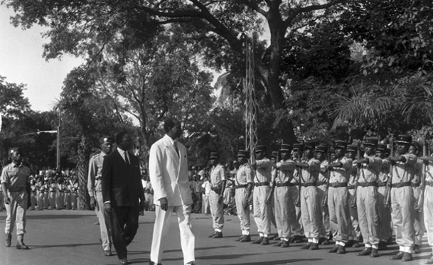 Défilé devant les troupes de l’armée le 20 janvier 1961 © maliweb.net