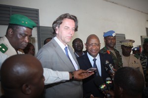 Soumeylou Boubèye Maïga (D), Sada Samaké (G) et Albert Koenders - humanitaires maliens