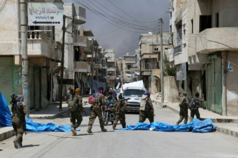 membres-des-forces-democratiques-syriennes Syrie: l'EI enlève 2.000 civils en fuyant Minbej