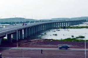 Un camion se renverse sur le 3e pont : Deux personnes grièvement blessées