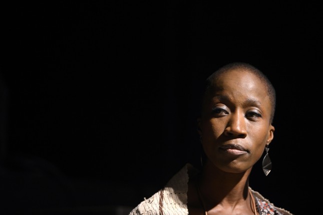 •	L’artiste Rokia Traoré réagit après le 1er tour de la présidentielle :  •	« … Ni l’âge, ni le rang ne peuvent permettre à un président de la République de mépriser… »
