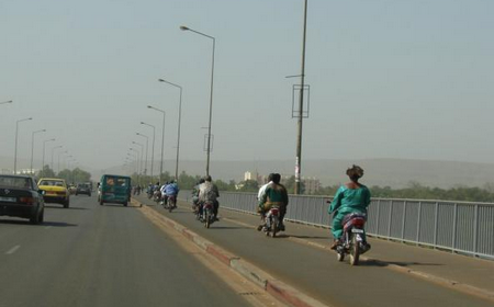 Garde-fous arrachés sur le Pont Fahd : Les motocyclistes et les piétons en danger de mort