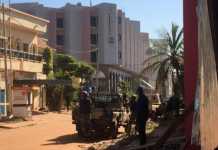 Les forces de police prennent position devant l'hôtel Radisson Blu de Bamako, ce 20 novembre 2015. AFP PHOTO / SEBASTIEN RIEUSSEC