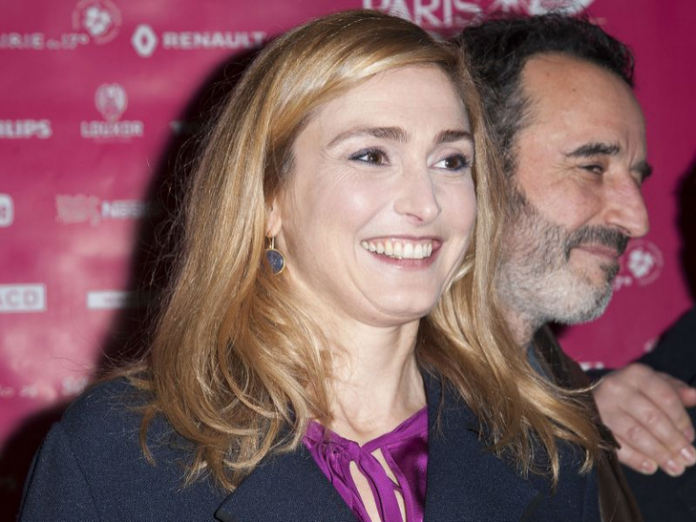 Julie Gayet Cette semaine, Julie Gayet est la présidente du festival de courts métrages à Paris. Sur le tapis rouge, la compagne de François Hollande est apparue classe et chic.