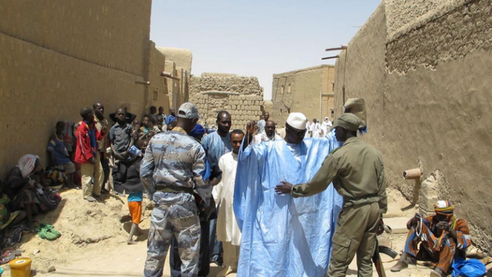 militaires maliens contrôlent des habitants Mali: des interpellations à Tombouctou après trois assassinats
