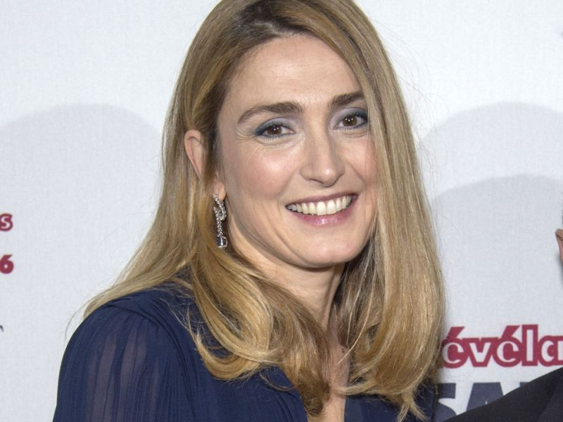 Julie Gayet se la joue sexy dans une robe transparente (photos)