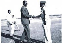 Le père fondateur du Mali Modibo Keita et son chef d'Etat major le général Soumaré
