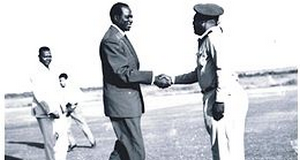 Le père fondateur du Mali Modibo Keita et son chef d'Etat major le général Soumaré