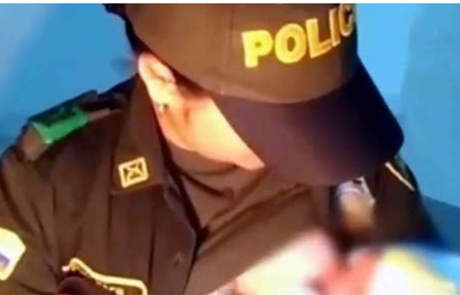 VIDEO. Colombie: Une policière sauve un bébé abandonné en l'allaitant
