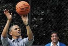 Le président américain Barack Obama jouant au basket en avril 2013 à Washington. - MANDEL NGAN / AFP