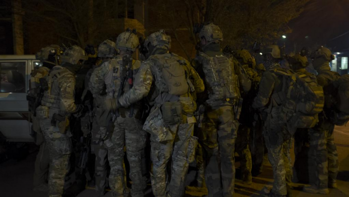 soldats français Attaque à Ouagadougou: assaut des forces spéciales en cours