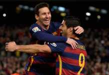 Lionel Messi fête un but avec Luis Suarez le 14 février 2016. - LLUIS GENE / AFP