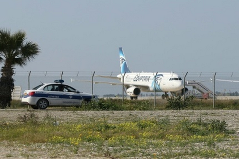 Avion Egypt Air détourné: Le pirate de l'air arrêté selon le gouvernement chypriote