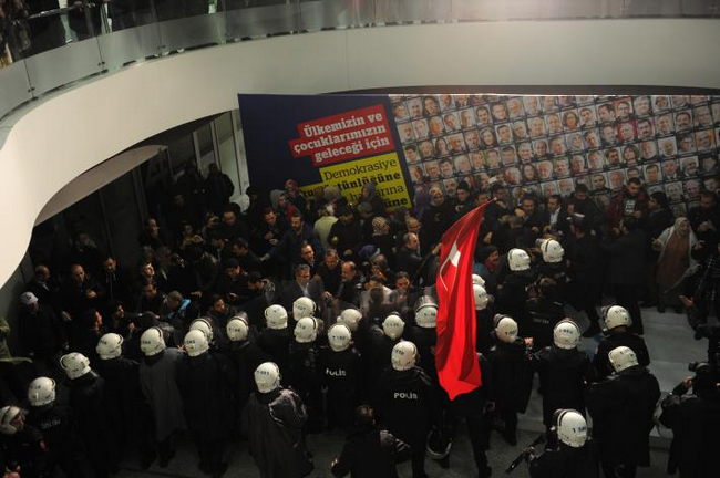 La police turque investit les locaux de Zaman à coups de gaz lacrymogènes