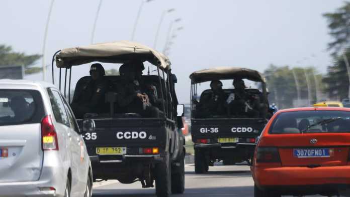 Les forces de sécurité en direction de Grand Bassam à Abidjan, le 13 mars 2016. © REUTERS/Joe Penney