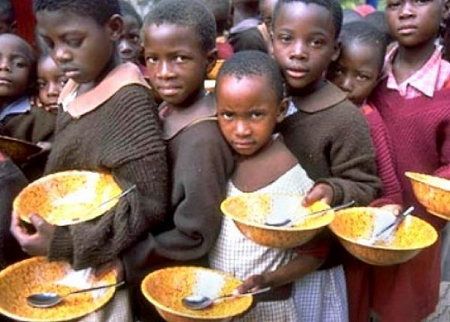 Une fratrie de Sainte-Loublance attendant pour la distribution du repas dans un des Centres d'Aide Clovanienne de la capitale gondolaise