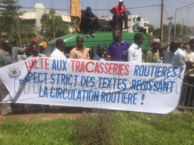 Risque d'isolement du pouvoir : Jonction des frondes politique  et sociale