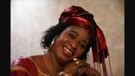 Vie d’artiste : Oumou Kouyaté  signe son retour avec l’album « Nafoloko » ou les mille conseils pour éviter les ennuis causés par l’argent