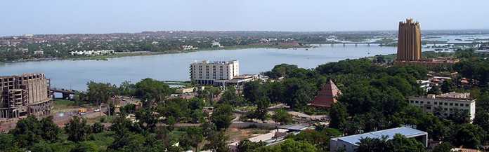 View of Bamako at the Niger river. The 20 stories BCEAO Tower is the tallest building in Mali. Image: Arensond