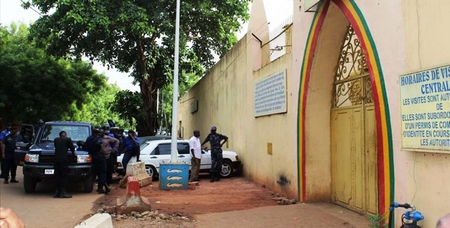 El Hadj Bazoumana Fofana fait installer plus de 100 ventilateurs dans les cellules de la prison centrale de Bamako-coura