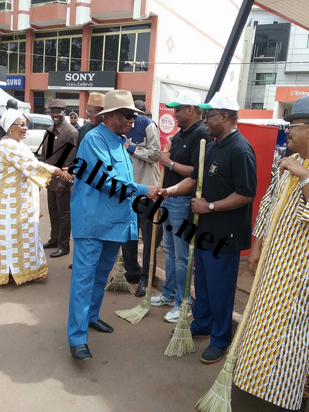 Matinée d’assainissement de l’avenue Modibo Keita :  IBK et son Gouvernement ont joué au ‘’Koteba’’