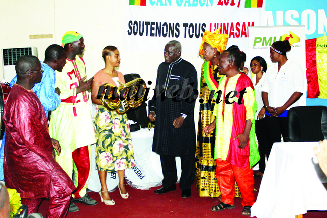 Pour soutenir les supporters engagés dans l'accompagnement des Aigles du Mali à la CAN 2017 : Le Pari Mutuel Urbain (Pmu-Mali) offre des matériels d'animation et 140 tenues d'une valeur de près de 4 millions de FCFA à l'UNASAM