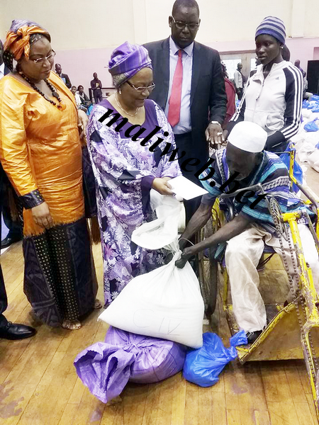 L'ONG Agir de la première dame, Kéita Aminata Maïga vole au secours des démunis en ce mois de ramadan : 600 kits alimentaires distribués aux couches vulnérables de Bamako