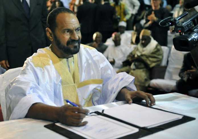 Sidi Brahim Ould Sidati, membre de l’AZAWAD, lors de la signature de l’accord du 20 juin 2015. CRÉDITS : AFP/HABIBOU KOUYATE