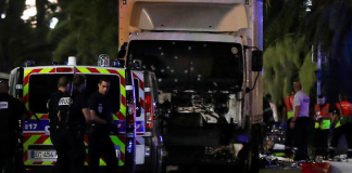 Les policiers et les sauveteurs encadrent le camion fou qui a foncé sur la foule à Nice, le 14 juillet. © AFP/ VALERY HACHE