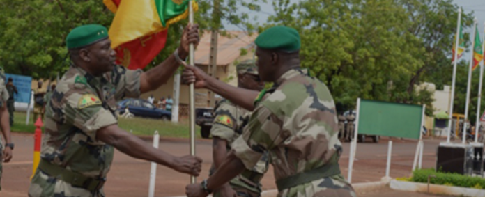 Le général de division Didier Dacko recevant le bâton de commandement