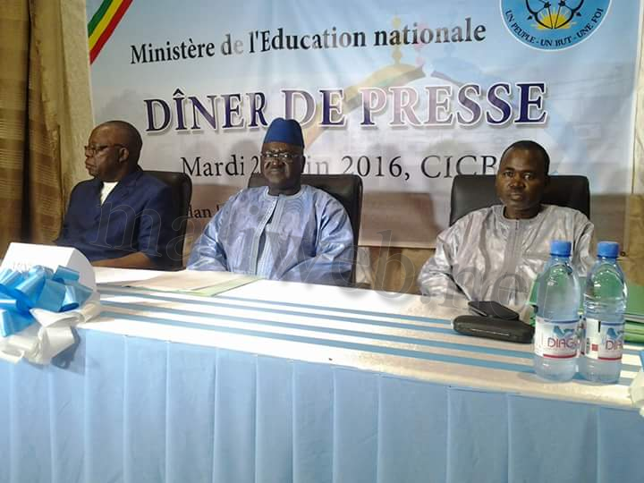 Le ministre Barthélémy Togo entre soucis et inquiétudes : La Rentrée Scolaire 2016- 2017 sur fond de tensions, le département de l’Education et le SYPESCO en chiens de faïence
